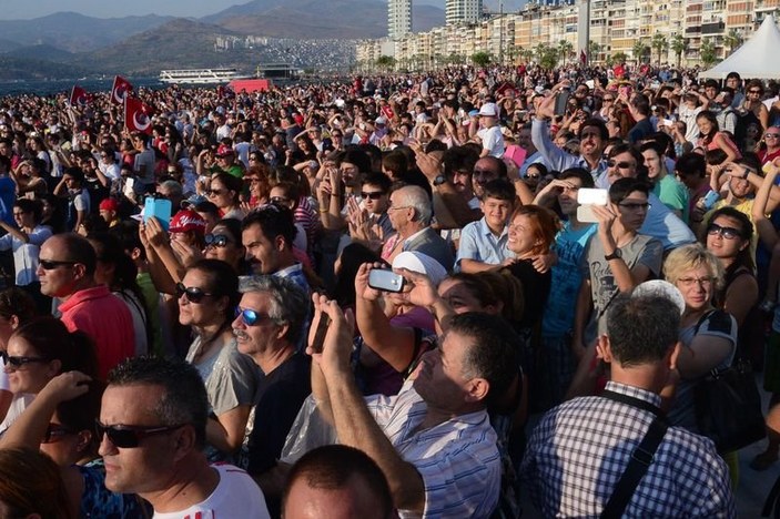 Türk Yıldızları'ndan İzmir'de müthiş gösteri
