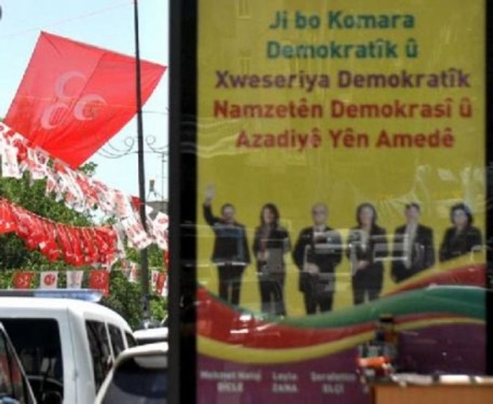 Diyarbakır'da BDP ve MHP afişleri yan yana