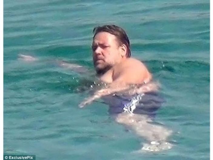 Russell Crowe Mikonos'ta genç kızlarla sobelendi