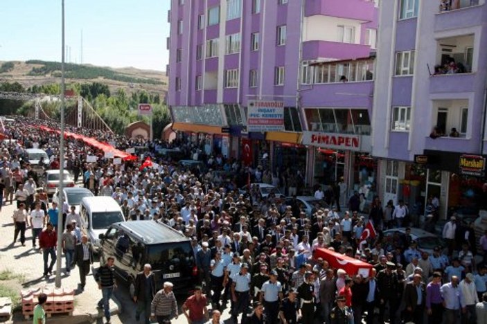 Şehit er Çetin Doğan'ı Sivas'ta binlerce kişi uğurladı