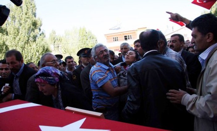 Şehit er Çetin Doğan'ı Sivas'ta binlerce kişi uğurladı