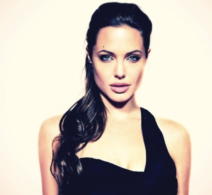  Angelina Jolie'nin kayıp fotoğrafları