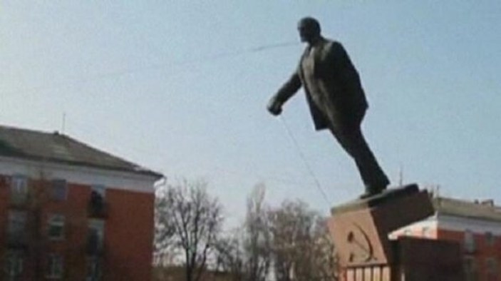 Ukrayna'da yıkılan Lenin heykelleri