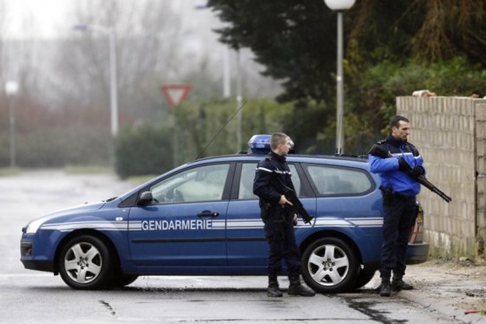 Charlie Hebdo zanlıları ile polis arasında kovalamaca