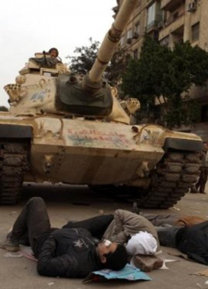 Mısır'da tankların önüne yattılar