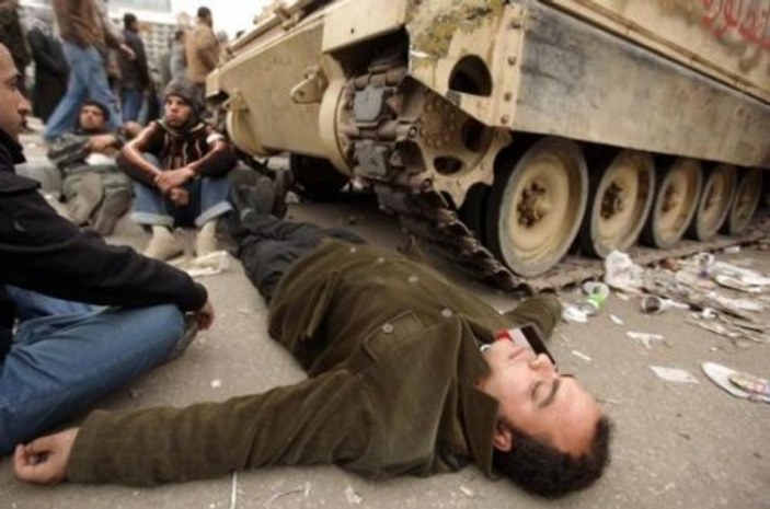Mısır'da tankların önüne yattılar