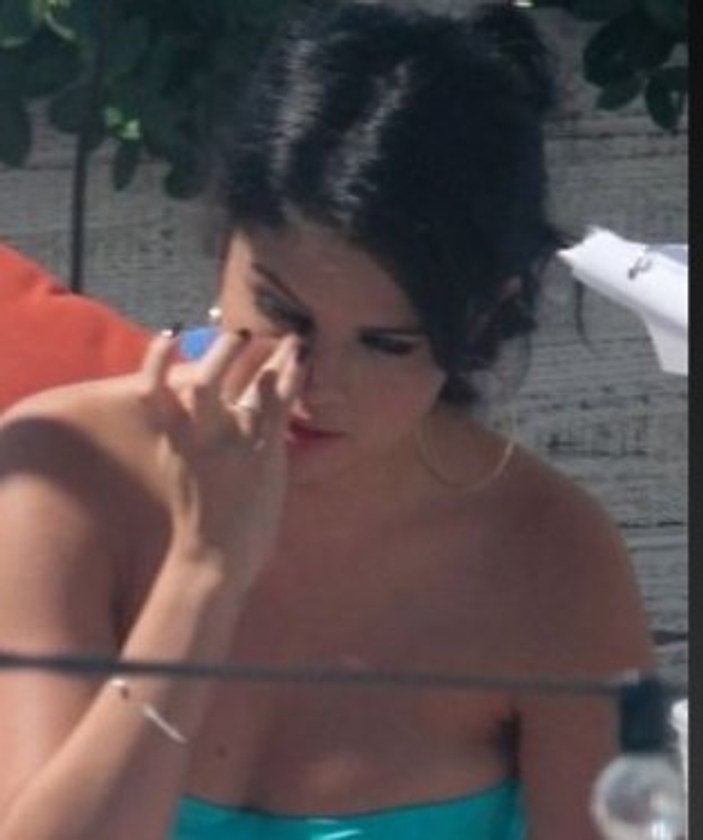 Selena Gomez'in bikinisi dar geldi