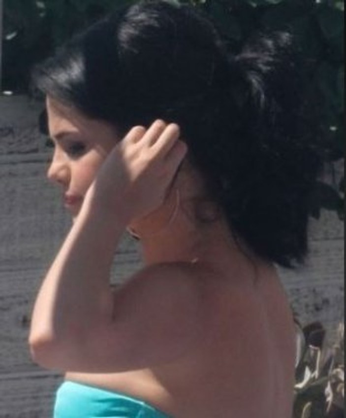 Selena Gomez'in bikinisi dar geldi