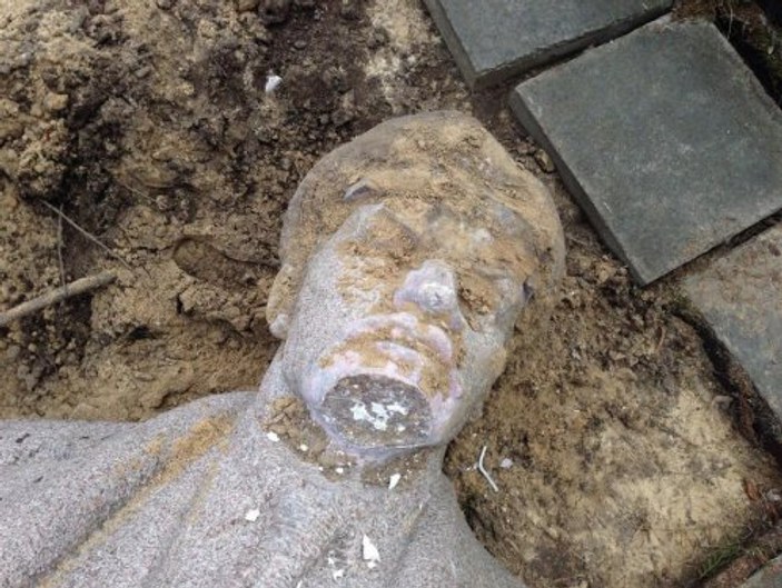 Ukrayna'da yıkılan Lenin heykelleri