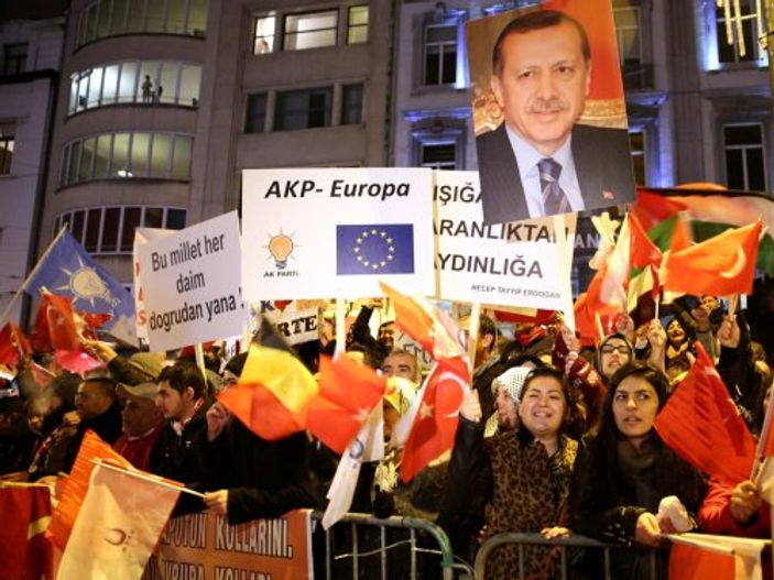 Gurbetçiler Başbakan Erdoğan'ı Brüksel'de karşıladı