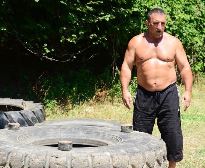 Ahmet Taşçı 300 kiloluk lastikle antrenman yapıyor