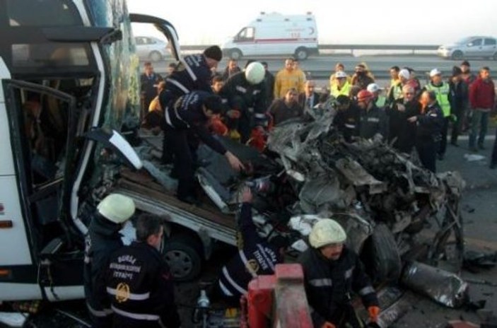 Bursa-İzmir yolunda zincirleme kaza 6 ölü