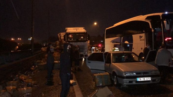Kocaeli TEM’de makaslayan tır, zincirleme kazaya yol açtı
