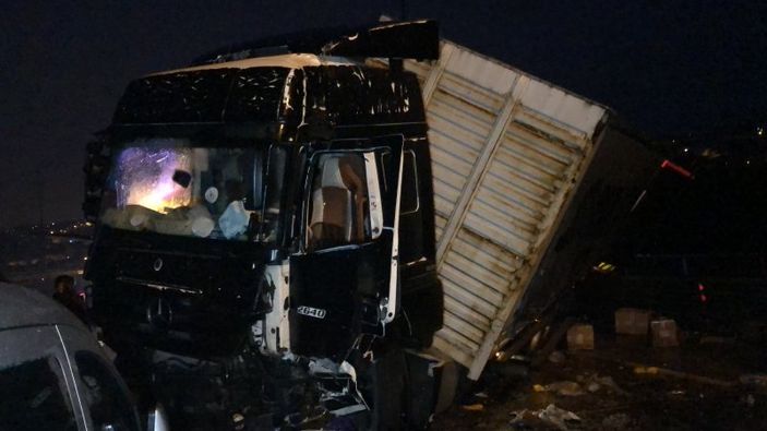 Kocaeli TEM’de makaslayan tır, zincirleme kazaya yol açtı