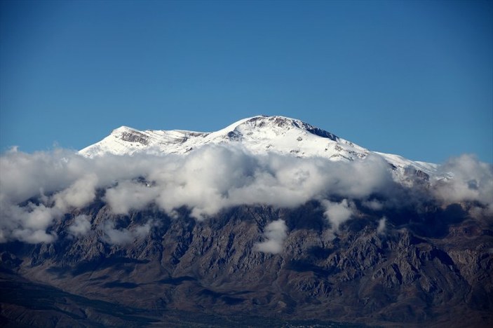 Munzur Dağı'nın zirvesi karla kaplandı