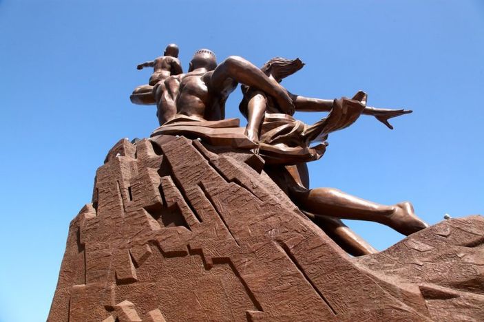 Tartışma yaratan heykel: Afrika Rönesans Anıtı