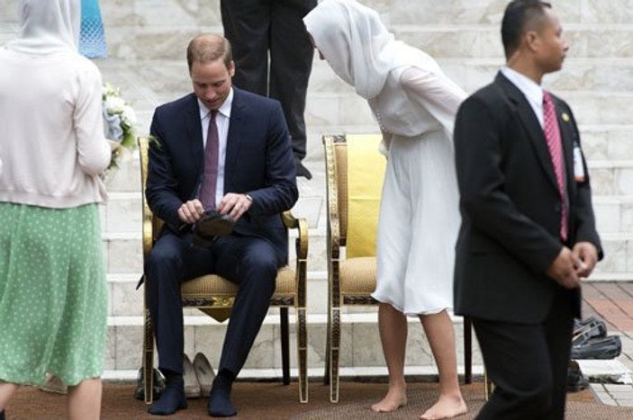 İngiltere Prensi ve eşi Malezya'da cami ziyaret etti