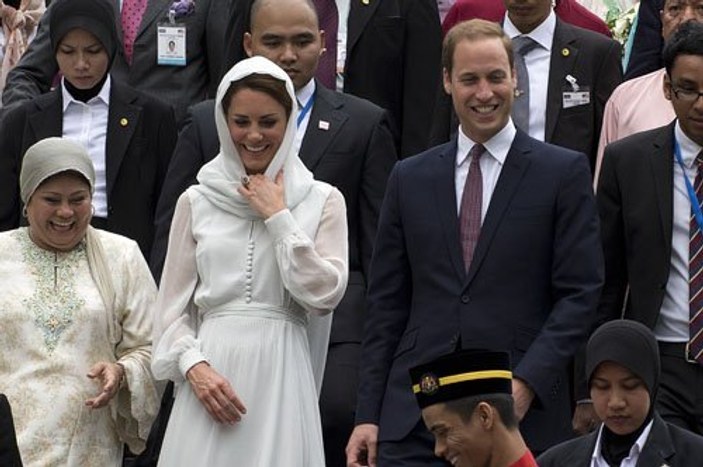 İngiltere Prensi ve eşi Malezya'da cami ziyaret etti