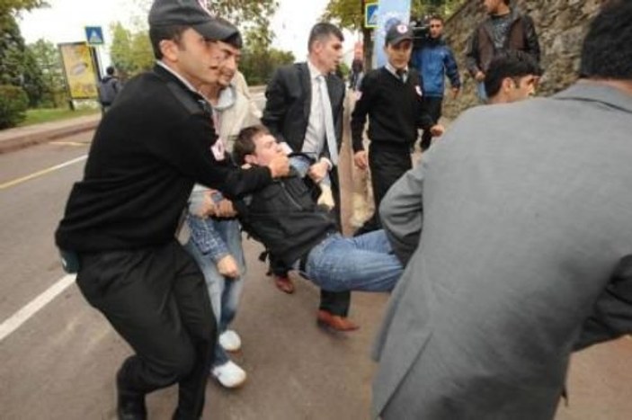 Üniversitede Abdullah Gül'e protesto 
