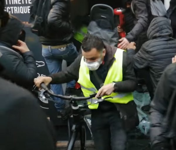 Paris'te eylemciler yağmalara devam ediyor