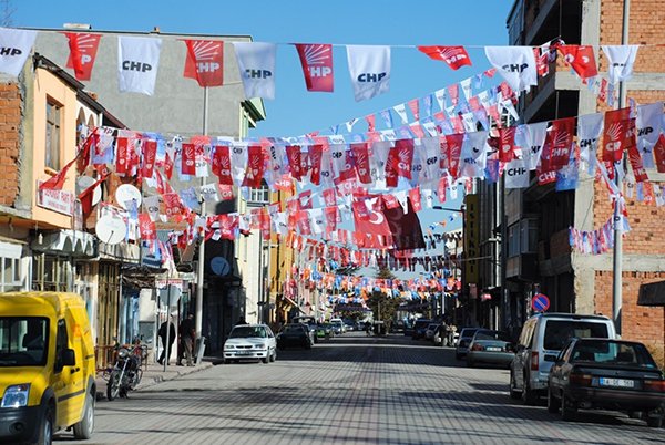 Partilerin plastik bayrak asmasına kısıtlama getirilsin