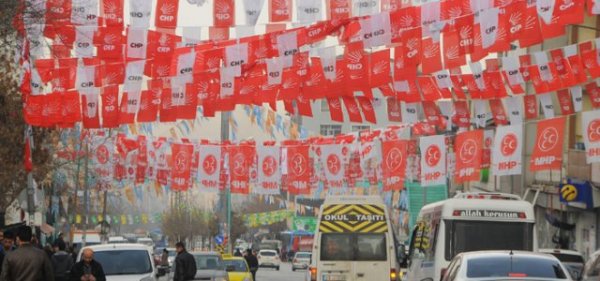 Partilerin plastik bayrak asmasına kısıtlama getirilsin