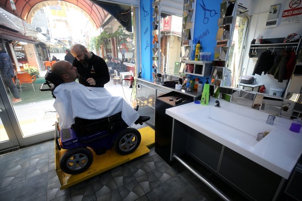 a Engellilere kolaylık sağlayan Düzceli berber