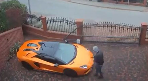 Milyonlarca liralık otomobili anahtarla çizdi