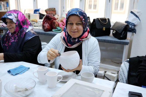 Kadınlar çamuru sanata dönüştürüyor
