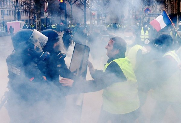 Macron'dan polislere özel prim