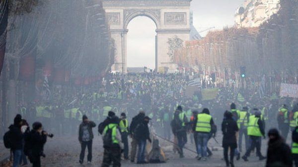Macron'dan polislere özel prim