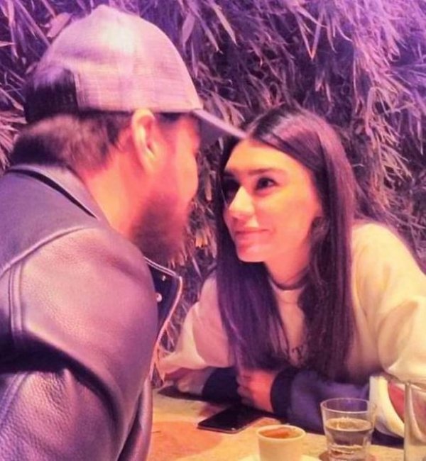 Sinan Akçıl ve Burcu Kıratlı'dan aşk pozu