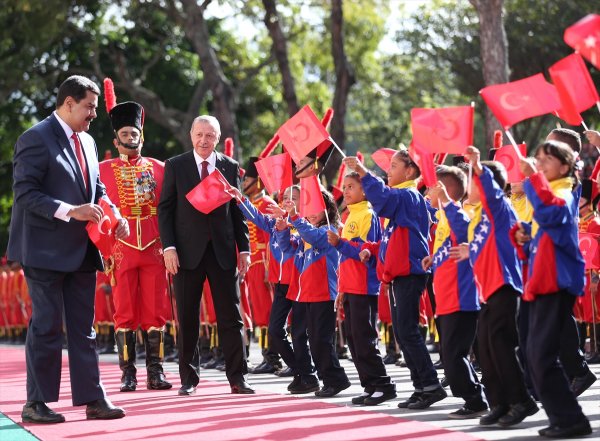 a Maduro yere düşen Türk bayrağını kaldırdı