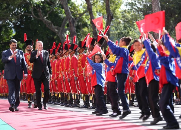 a Maduro yere düşen Türk bayrağını kaldırdı