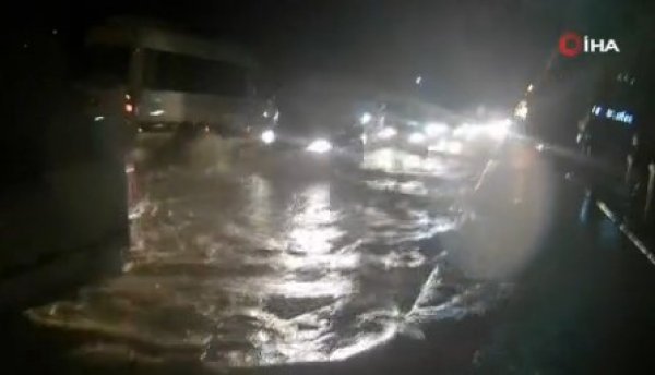 Kıbrıs’ta cadde ve sokakları sel bastı