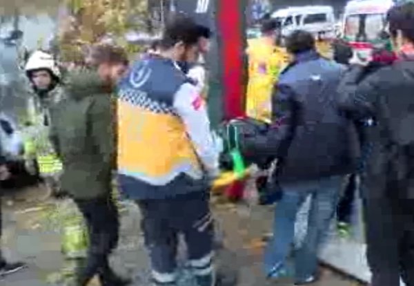 İstanbul'da servis minibüsü kaza yaptı