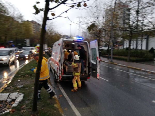 i İstanbul'da servis minibüsü kaza yaptı