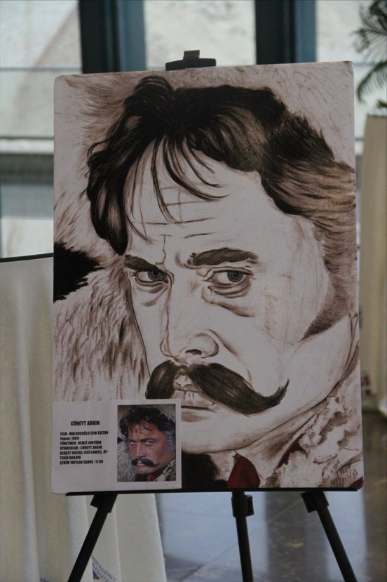 Yeşilçam'ın ünlü oyuncularını resmetti