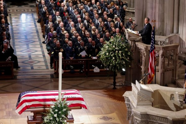 Trump ile Clinton el sıkışmadı