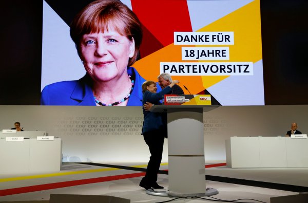 r Merkel partisine veda etti