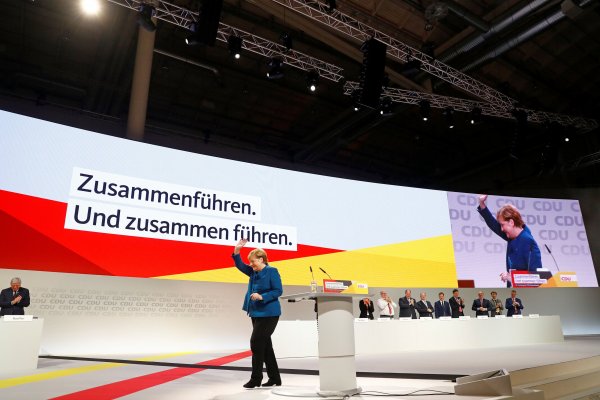 r Merkel partisine veda etti