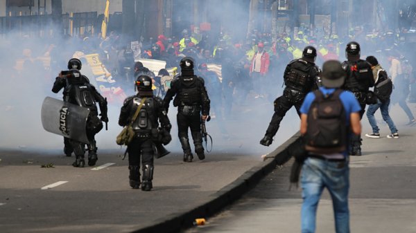 a Kolombiya’da binlerce öğrenci sokağa çıktı