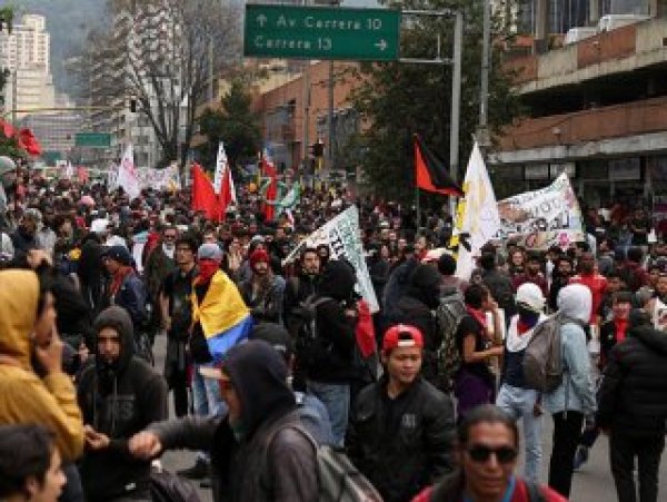 a Kolombiya’da binlerce öğrenci sokağa çıktı