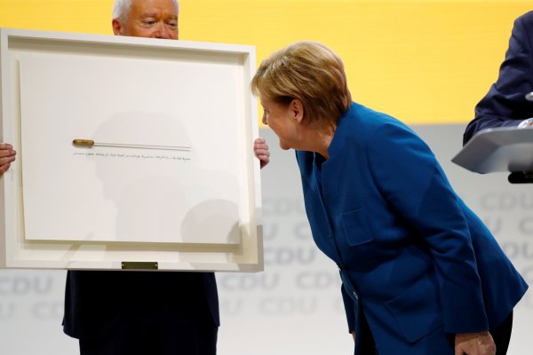 r Merkel partisine veda etti