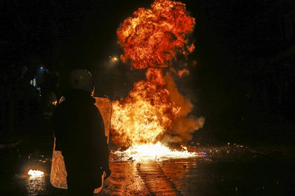 Yunanistan karıştı: Eylemciler polisle çatıştı