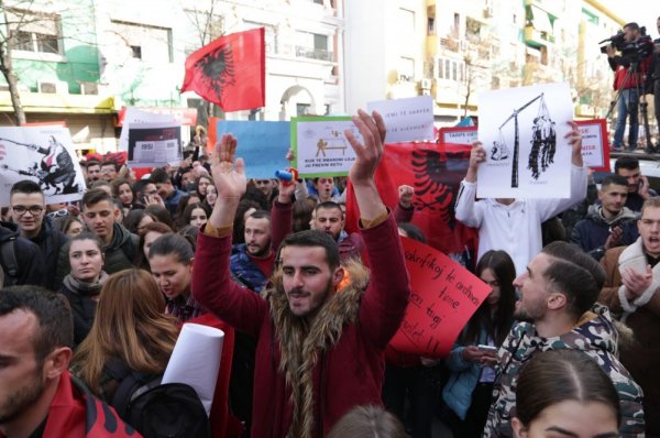 Arnavutluk'ta öğrencilerden 'harç' protestosu