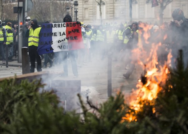 a Dünkü Sarı Yelekliler protestosunda bin gözaltı