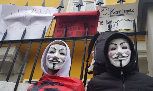 Arnavutluk'ta öğrencilerden 'harç' protestosu