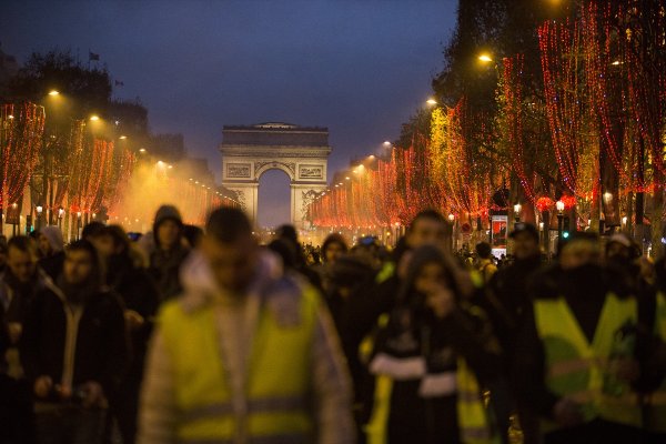 a Dünkü Sarı Yelekliler protestosunda bin gözaltı
