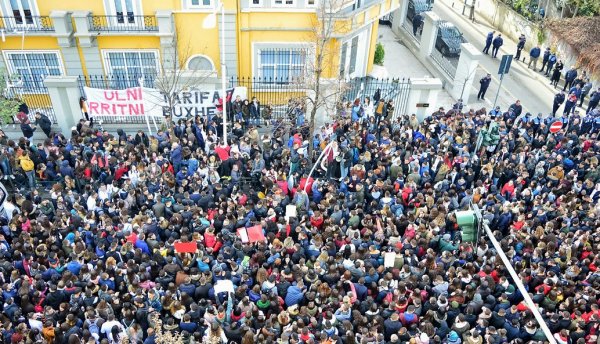 Arnavutluk'ta öğrencilerden 'harç' protestosu
